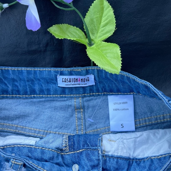 Fashion Nova Denim Distressed Shorts Floral Size S
Color blue - Picture 3 of 7
